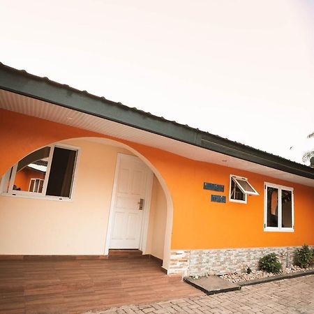 Roses Guest House Kumasi Buitenkant foto