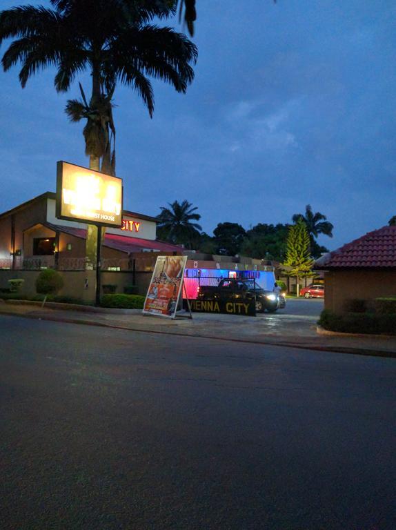 Roses Guest House Kumasi Buitenkant foto